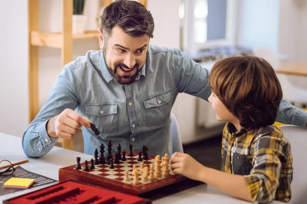 Satranç oynamayı özenli akıllı akrabaları