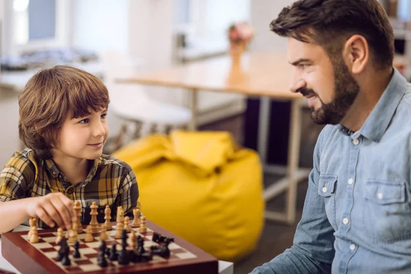 Oynarken zevk akrabaları yakın çekim