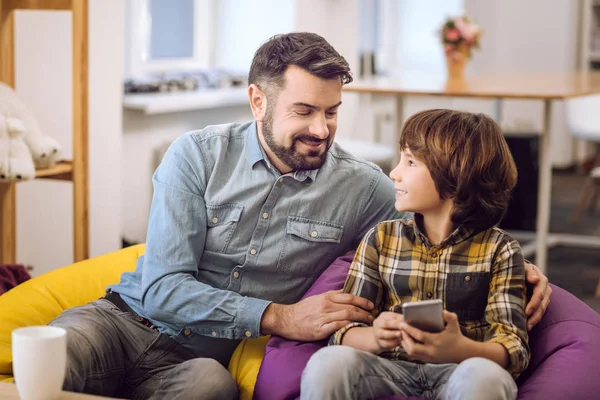 Blij bebaarde man zijn zoon knuffelen — Stockfoto