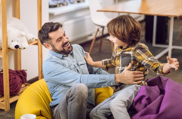 Portrett av at far og tenåringssønnen har det gøy – stockfoto