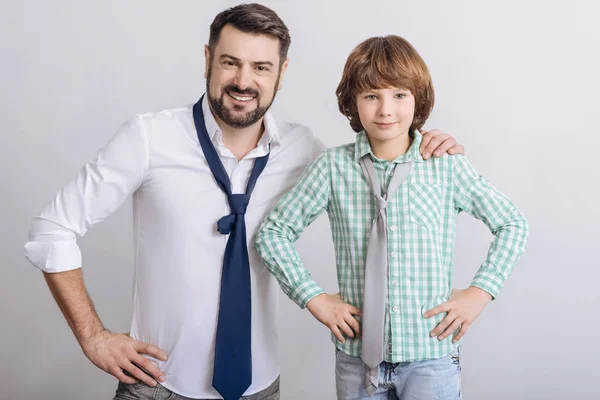 Encantados amigos felices con corbatas — Foto de Stock