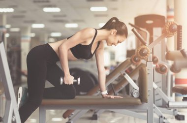 Atletik kadın bir eğitmen üzerinde egzersiz