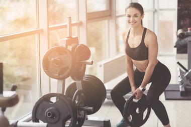 Atletik kadının ağız kavgası bir spor salonunda yapması