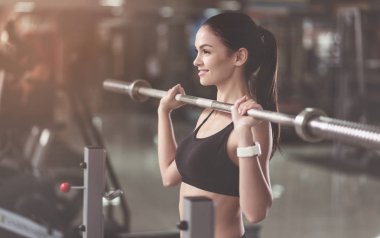 Atletik kadın bir halter ile eğitim