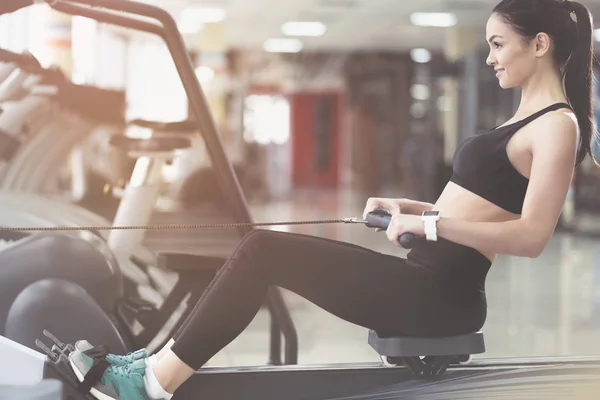 Frau mit Trainer im Fitnessstudio begeistert — Stockfoto