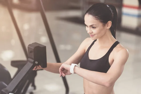 Активна жінка використовує розумний годинник у спортзалі — стокове фото