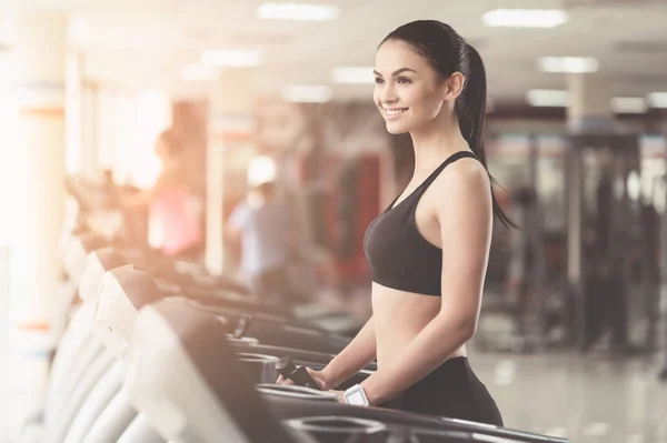Femme ravie souriant dans une salle de gym . — Photo