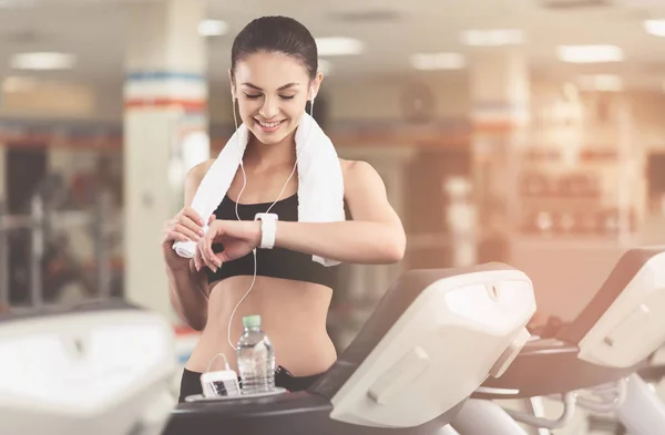 Donna deliziata ascoltando musica in palestra — Foto Stock