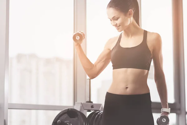 Actieve vrouw gebruik van halters tijdens de training — Stockfoto