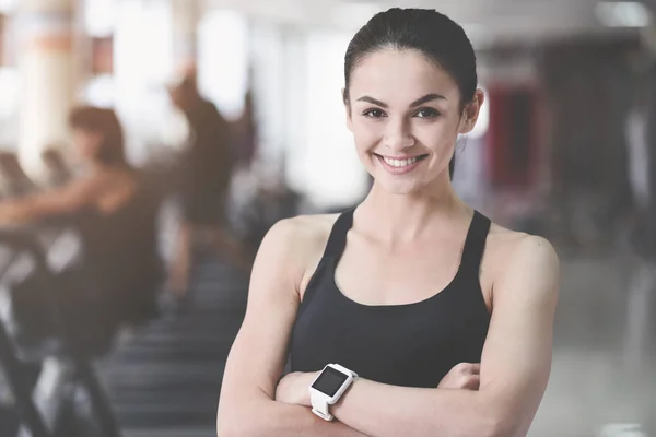 Neşeli kadın silah spor salonunda katlama. — Stok fotoğraf