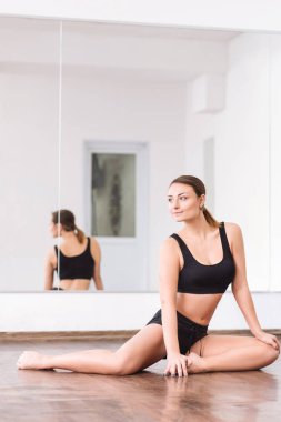 Bir dans salonunda egzersiz profesyonel kadın dansçı