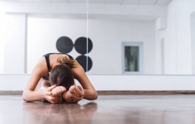 Bir egzersiz yaparak güzel profesyonel dansçı