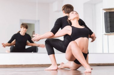 Birlikte çalışma dışarı pozitif profesyonel dansçılar