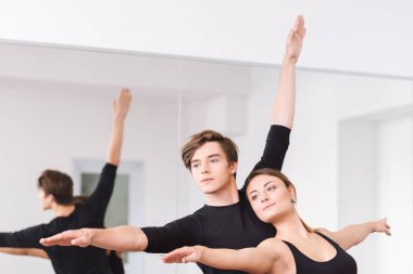Bir dans sınıfı sahip profesyonel yetenekli dansçılar