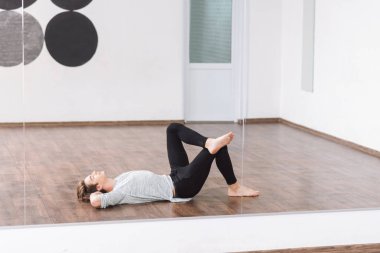 Huzurlu bir rahat adam dinlenme yansıması