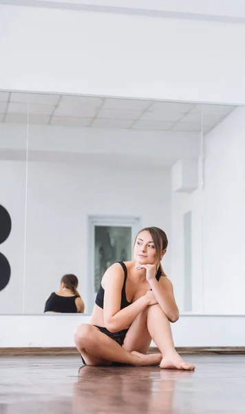 Leuke aantrekkelijke vrouw zittend op de vloer — Stockfoto