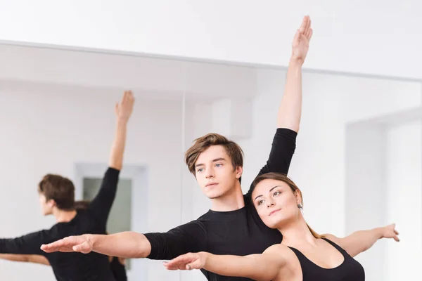 Uzdolnionych tancerzy o lekcje tańca — Zdjęcie stockowe