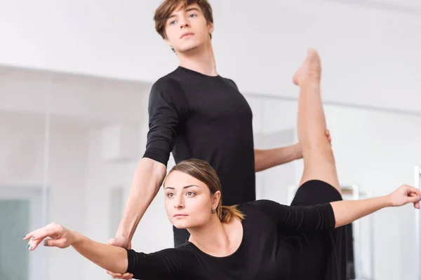 Ernstige danseres te concentreren op haar prestaties — Stockfoto