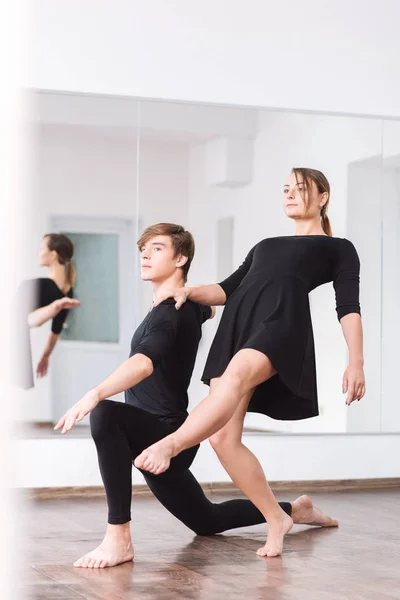 Серьёзный талантливый танцор наклоняется назад — стоковое фото