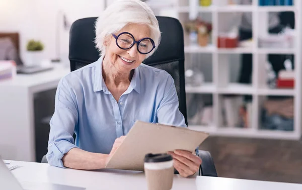 Ofiste çalışan eğlenerek yaşlı kadın — Stok fotoğraf
