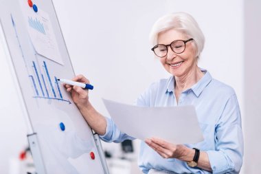 Neşeli işkadını Beyaz Tahtayı ofis yazma