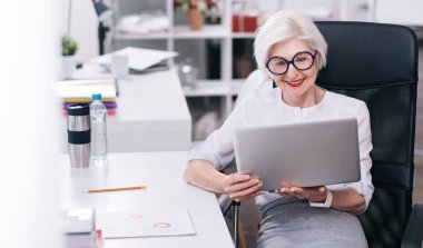 Belgili tanımlık becerikli alet iş kullanarak memnun yaşında iş kadını