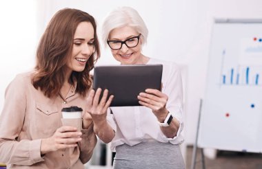 Memnun meslektaş iş merkezi haber paylaşımı