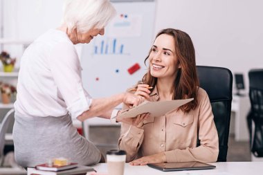 Ofiste işbirliği memnun gülümseyen iş arkadaşları