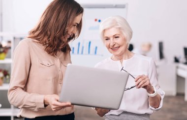 Office projesinde tartışırken gülümseyen iş arkadaşları