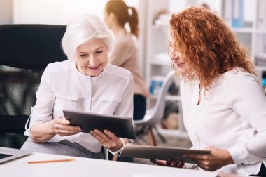 Ofiste çalışan memnun olumlu iş arkadaşları