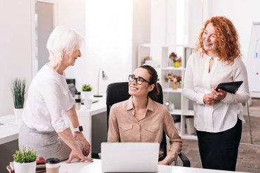 Ofiste konuşmak kolay gülümseyen iş arkadaşları