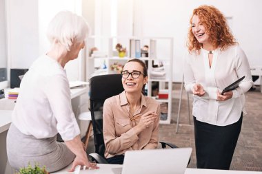 Dost memnun meslektaşları haber ofiste tartışıyor