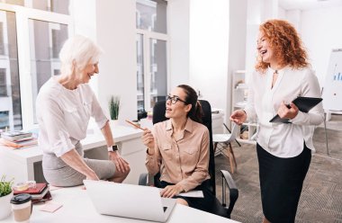 Gülümseyen memnun meslektaşları haber işyerinde tartışıyor