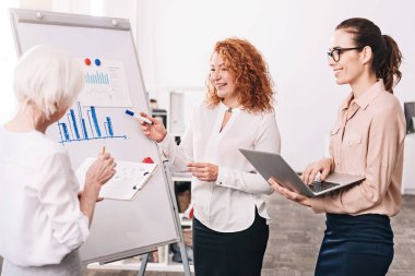 Pozitif meslektaşları işyerinde beyaz tahta kullanarak