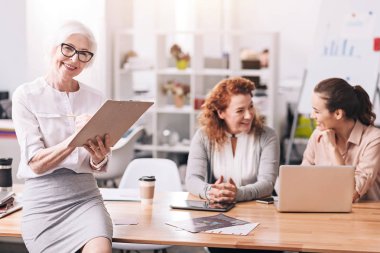 İş Merkezi çalışma neşeli yaşlı işkadını