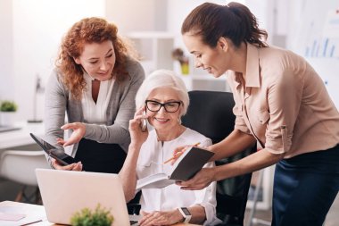 Büyüleyici yaşlı patron ofiste çalışan