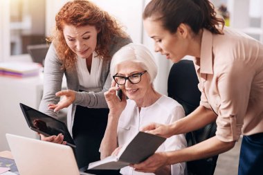 Ofiste çalışan memnun yaşlı patron