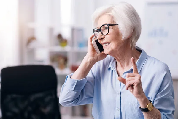 Coinvolto felice donna anziana parlando al telefono — Foto Stock