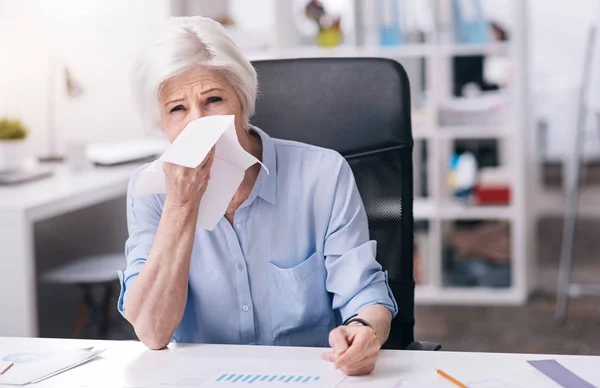 Cansada empresária sofrendo de corrimento nasal no escritório — Fotografia de Stock