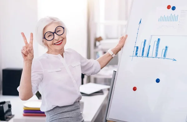 Alegre anciana empresaria divirtiéndose en la oficina —  Fotos de Stock