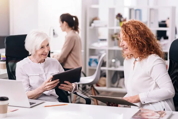 Aantrekkelijke prettige collega's met gesprek in het kantoor — Stockfoto