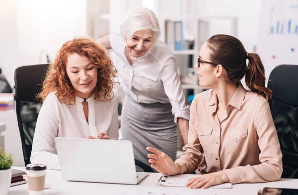 Vrolijke betrokken collega's met behulp van moderne apparaten in het kantoor — Stockfoto