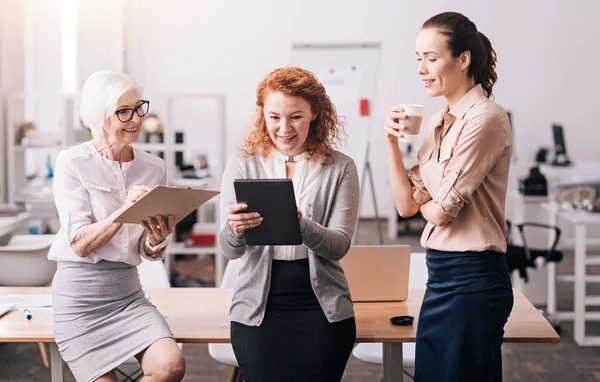Actieve gelukkig zakenvrouwen werken op kantoor — Stockfoto
