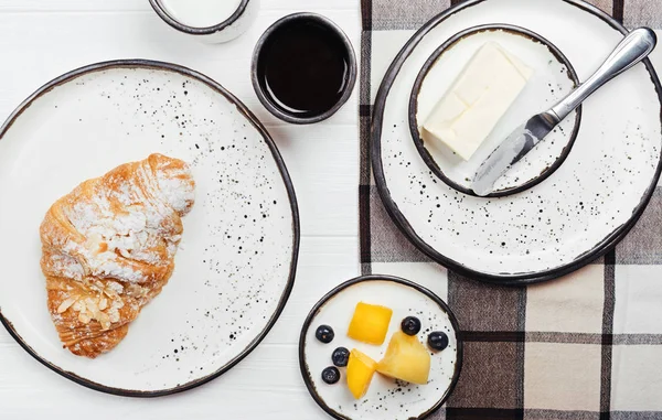Comida fresca de la mañana en mesa blanca —  Fotos de Stock