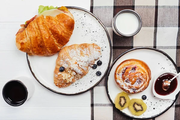 Desayuno refinado de estilo francés en una mesa de madera —  Fotos de Stock