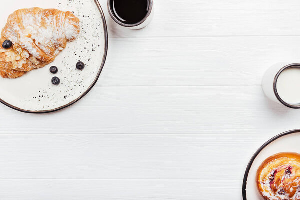 Свежая выпечка на столе
