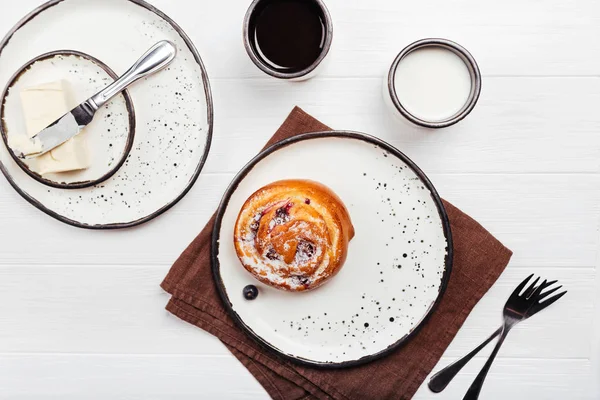 Elegante Morgenmahlzeit sauber auf dem weißen Tisch arrangiert — Stockfoto