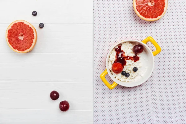Semplice pasto del mattino organizzato con frutta — Foto Stock