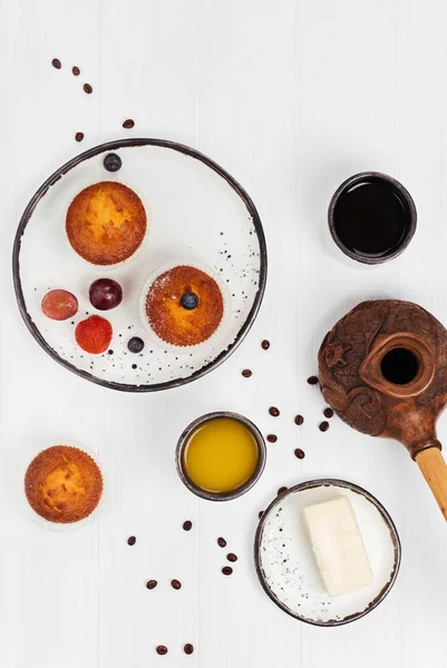 Maravilloso desayuno casero en la mesa blanca —  Fotos de Stock