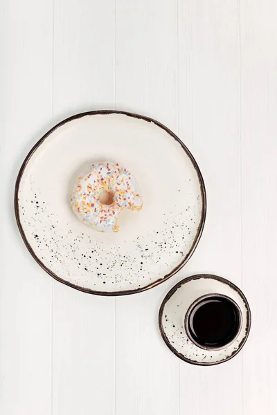 Frischer leckerer Donut mit buntem Belag — Stockfoto